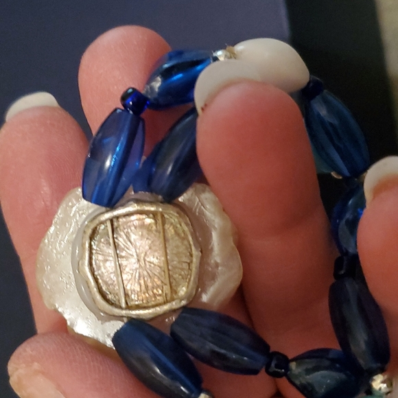 Vintage beaded carved acrylic rose bracelet - Picture 2 of 4